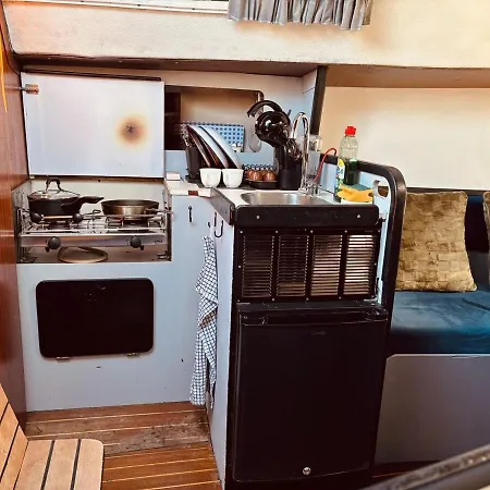 Botel Deolinda Charming Boat At Oriente Marina *