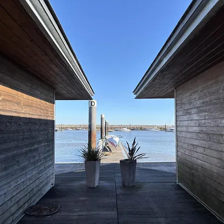 Deolinda Charming Boat At Oriente Marina 船屋