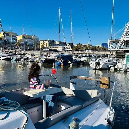 Deolinda Charming Boat At Oriente Marina 船屋