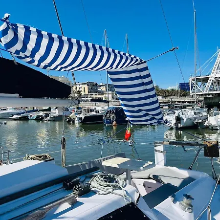 Botel Deolinda Charming Boat At Oriente Marina Lissabon