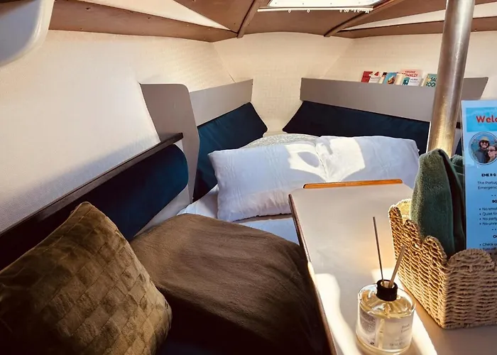 Botel Deolinda Charming Boat At Oriente Marina *