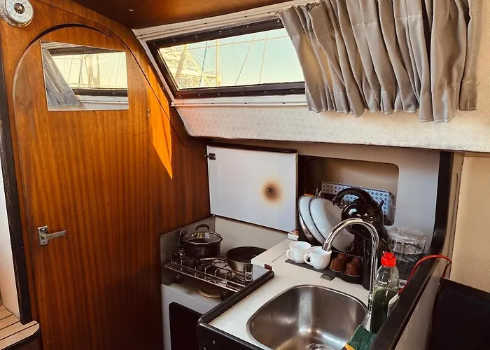 Deolinda Charming Boat At Oriente Marina 보트호텔 *