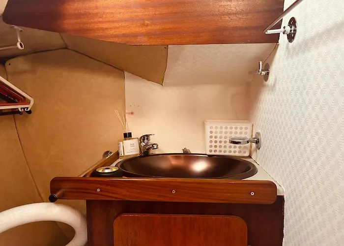 Deolinda Charming Boat At Oriente Marina Лиссабон