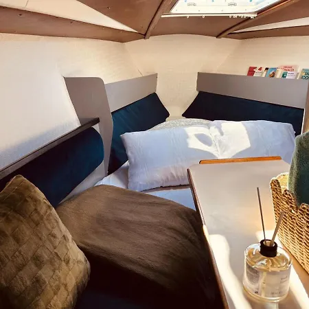 Πλωτό κατάλυμα Deolinda Charming Boat At Oriente Marina *