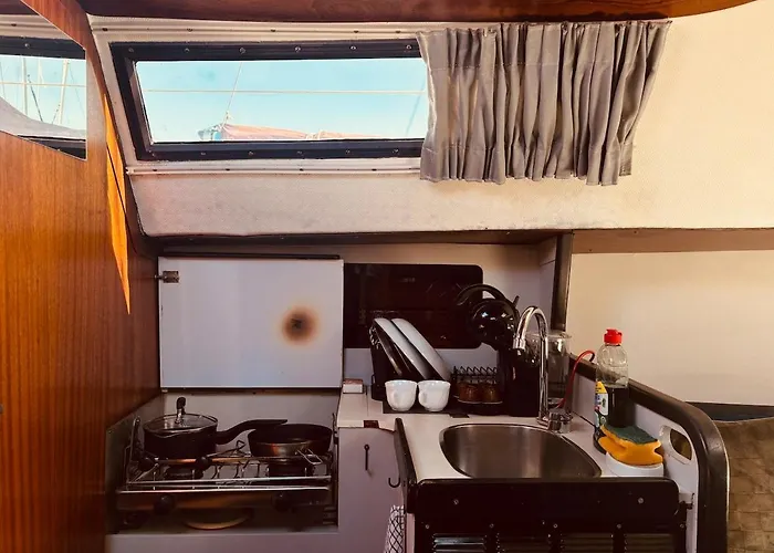 Πλωτό κατάλυμα Deolinda Charming Boat At Oriente Marina