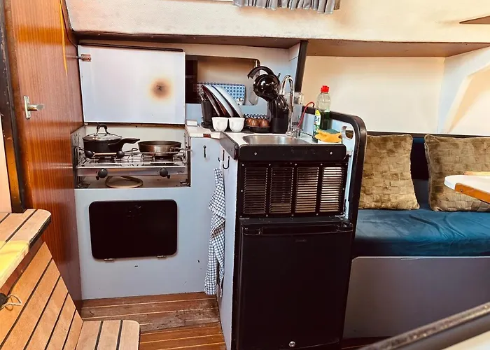 Πλωτό κατάλυμα Deolinda Charming Boat At Oriente Marina *