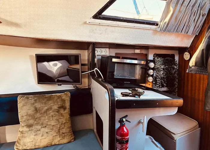 Πλωτό κατάλυμα Deolinda Charming Boat At Oriente Marina *