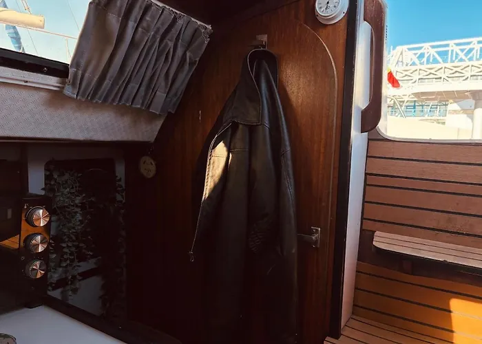 Πλωτό κατάλυμα Deolinda Charming Boat At Oriente Marina Lisboa