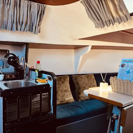 船上ホテル Deolinda Charming Boat At Oriente Marina リスボン