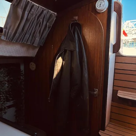 Hotel na wodzie Deolinda Charming Boat At Oriente Marina Lizbona