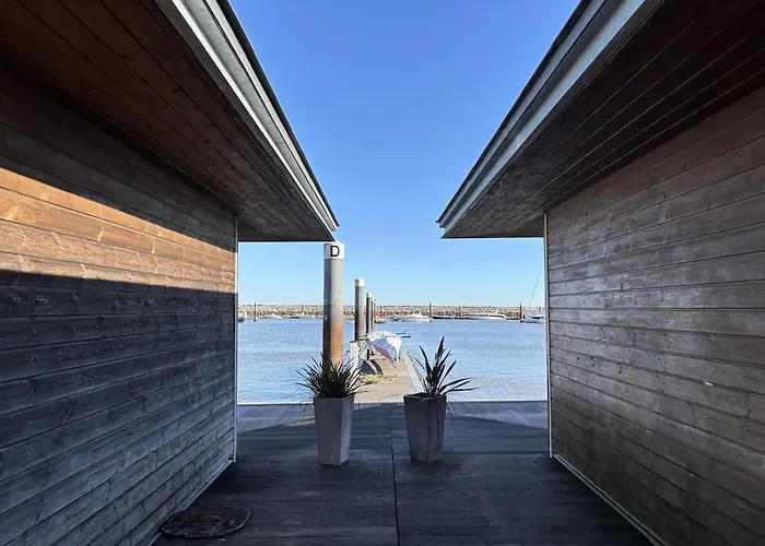 Deolinda Charming Boat At Oriente Marina 船上ホテル