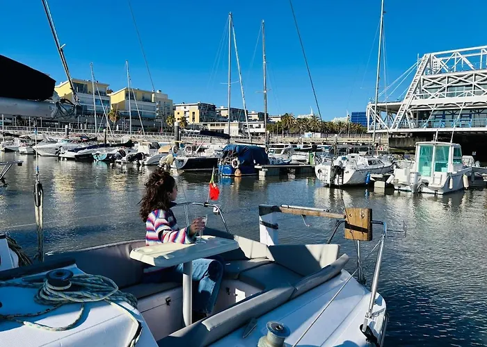 Deolinda Charming Boat At Oriente Marina 船上ホテル